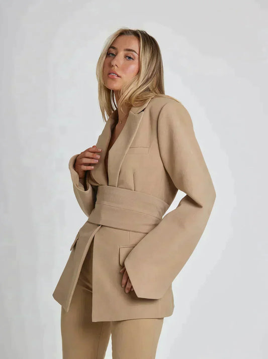 LeRoxy | Stijlvolle Blazer met Extra Riemen | Reverie | Trendy Damesmode